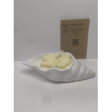 Свещ с цвете в рапан – ръчна изработка от соев восък